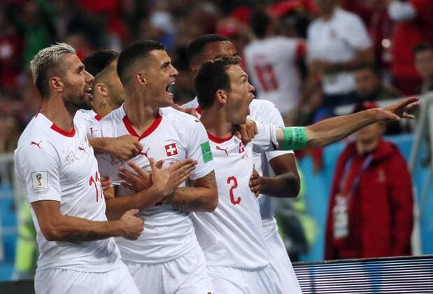Bilder des Tages - SPORT WM 2018, Serbien - Schweiz KALININGRAD, RUSSIA - JUNE 22, 2018: Switzerland s Valon Behrami, Granit Xhaka, and Stephan Lichtsteiner (L-R front) celebrate a goal in a First Stage Group E football match between Serbia and Switzerland at Kaliningrad Stadium (Baltika Arena) at FIFA World Cup WM Weltmeisterschaft Fussball Russia 2018. Sergei Fadeichev TASS  TS085D0B