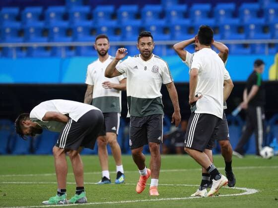 WM 2018, Training Nationalteam Mexiko Mexico s players Oribe Peralta (L) and Marco Fabian (C) participate in a training session in Rostov-on-Don, Russia 22 June 2018. South Korea will play Mexico in their FIFA World Cup WM Weltmeisterschaft Fussball 2018 Group F match 23 June 2018. Mexico training !ACHTUNG: NUR REDAKTIONELLE NUTZUNG!  Copyright: xJoséxMéndezx ROS109 20180622-636652998241978585