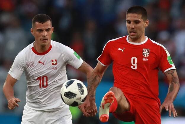 WM 2018, Serbien - Schweiz KALININGRAD, RUSSIA - JUNE 22, 2018: Switzerland s Granit Xhaka (L) and Serbia s Aleksandar Mitrovic in a First Stage Group E football match between Serbia and Switzerland at Kaliningrad Stadium (Baltika Arena) at FIFA World Cup WM Weltmeisterschaft Fussball Russia 2018. Sergei Fadeichev TASS  TS085D01