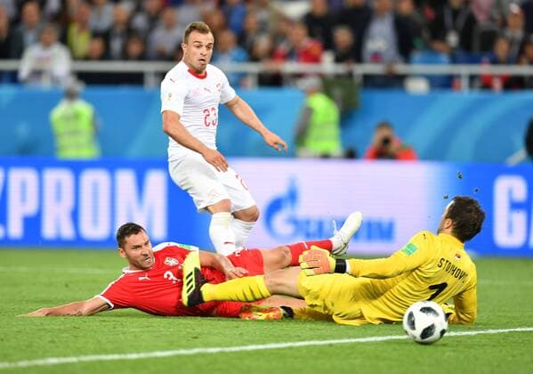 Bilder des Tages - SPORT (180622) -- KALININGRAD, June 22, 2018 -- Xherdan Shaqiri (top) of Switzerland shoots to score during the 2018 FIFA World Cup WM Weltmeisterschaft Fussball Group E match between Switzerland and Serbia in Kaliningrad, Russia, June 22, 2018. Switzerland won 2-1. ) (SP)RUSSIA-KALININGRAD-2018 WORLD CUP-GROUP E-SWITZERLAND VS SERBIA LiuxDawei 
