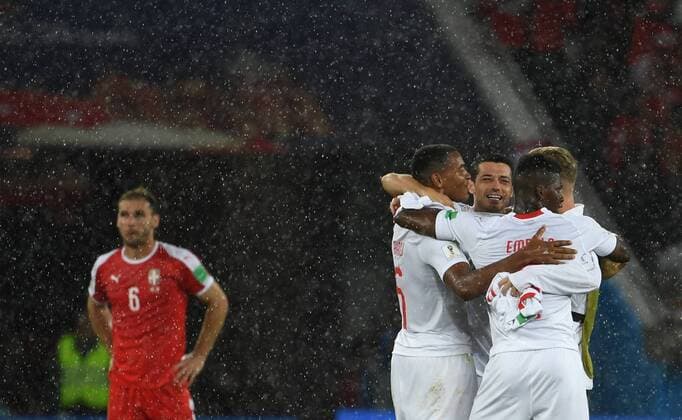WM 2018, Serbien - Schweiz (180622) -- KALININGRAD, June 22, 2018 -- Players of Switzerland celebrate victory in the rain after the 2018 FIFA World Cup WM Weltmeisterschaft Fussball Group E match between Switzerland and Serbia in Kaliningrad, Russia, June 22, 2018. Switzerland won 2-1. ) (SP)RUSSIA-KALININGRAD-2018 WORLD CUP-GROUP E-SWITZERLAND VS SERBIA ChenxCheng 