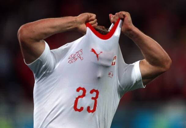 Bilder des Tages - SPORT KALININGRAD, RUSSIA - JUNE 22, 2018: Switzerland s Xherdan Shaqiri takes off his jersey after scoring a goal in a First Stage Group E football match between Serbia and Switzerland at Kaliningrad Stadium (Baltika Arena) at FIFA World Cup WM Weltmeisterschaft Fussball Russia 2018; Switzerland won 2-1. Sergei Fadeichev TASS  TS085D29