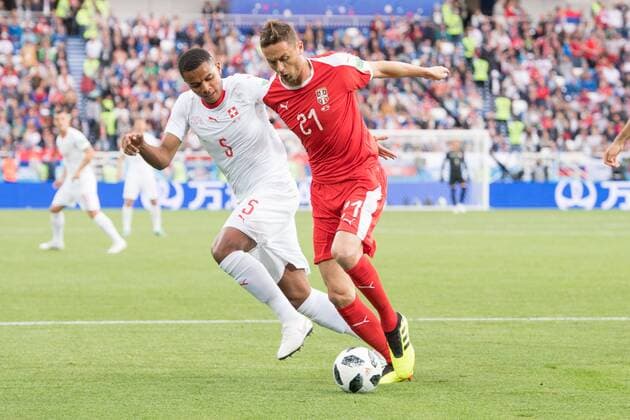 Manuel AKANJI (li., SUI) gegen Nemanja MATIC (SRB), Aktion, Zweikampf, Serbien (SRB) - Schweiz (SUI) 1:2, Vorrunde, Gruppe E , Spiel 26, am 22.06.2018 in Kaliningrad; Fussball Weltmeisterschaft 2018 in Russland vom 14.06. - 15.07.2018. Â *** Manuel AKANJI li SUI v Nemanja MATIC SRB Action Duel Serbia SRB Switzerland SUI 1 2 Preliminary Group E Match 26 on 22 06 2018 in Kaliningrad Football World Cup 2018 in Russia from 14 06 15 07 2018 Â