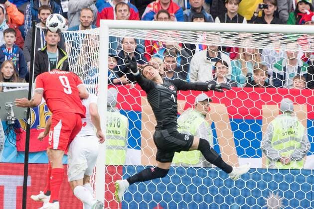 Torwart Yann SOMMER (SUI) lenkt den Ball um, Aktion, Kampf um den Ball, Serbien (SRB) - Schweiz (SUI) 1:2, Vorrunde, Gruppe E , Spiel 26, am 22.06.2018 in Kaliningrad; Fussball Weltmeisterschaft 2018 in Russland vom 14.06. - 15.07.2018. Â *** Goalkeeper Yann SOMMER SUI deflects the ball Action Battle for the ball Serbia SRB Switzerland SUI 1 2 Preliminary Group E Match 26 on 22 06 2018 in Kaliningrad Football World Cup 2018 in Russia from 14 06 15 07 2018 Â