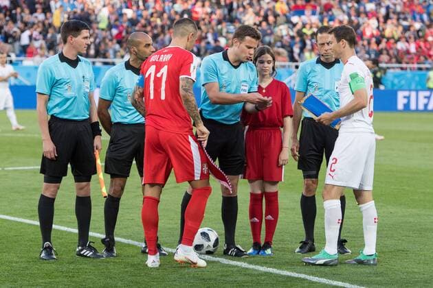 Schiedsrichter Felix BRYCH (mi., GER) wirft die Muenze, Münze, ganze Figur, Serbien (SRB) - Schweiz (SUI) 1:2, Vorrunde, Gruppe E , Spiel 26, am 22.06.2018 in Kaliningrad; Fussball Weltmeisterschaft 2018 in Russland vom 14.06. - 15.07.2018. Â *** Referee Felix BRYCH mi GER casts the coin coin full figure Serbia SRB Switzerland SUI 1 2 Preliminary Group E game 26 on 22 06 2018 in Kaliningrad Football World Cup 2018 in Russia from 14 06 15 07 2018 Â