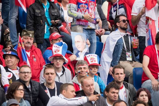 Ein Fan haelt ein Poster von Putin hoch, Fan, Fans, Zuschauer, Anhaenger, Supporter, Serbien (SRB) - Schweiz (SUI) 1:2, Vorrunde, Gruppe E , Spiel 26, am 22.06.2018 in Kaliningrad; Fussball Weltmeisterschaft 2018 in Russland vom 14.06. - 15.07.2018. Â *** A fan holds up a poster of Putin Fan Fans Spectators Supporters Serbia SRB Switzerland SUI 1 2 Preliminary Group E game 26 on 22 06 2018 in Kaliningrad Football World Cup 2018 in Russia from 14 06 15 07 2018 Â