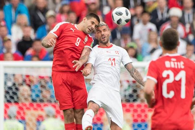 Aleksandar MITROVIC (li., SRB) gegen Valon BEHRAMI (SUI), Aktion, Zweikampf, Serbien (SRB) - Schweiz (SUI) 1:2, Vorrunde, Gruppe E , Spiel 26, am 22.06.2018 in Kaliningrad; Fussball Weltmeisterschaft 2018 in Russland vom 14.06. - 15.07.2018. Â *** Aleksandar MITROVIC left SRB against Valon BEHRAMI SUI action duel Serbia SRB Switzerland SUI 1 2 Preliminary Group E match 26 on 22 06 2018 in Kaliningrad Football World Cup 2018 in Russia from 14 06 15 07 2018 Â