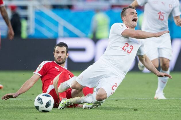Xherdan SHAQIRI (re., SUI) gegen Luka MILIVOJEVIC (SRB), Aktion, Zweikampf, Serbien (SRB) - Schweiz (SUI) 1:2, Vorrunde, Gruppe E , Spiel 26, am 22.06.2018 in Kaliningrad; Fussball Weltmeisterschaft 2018 in Russland vom 14.06. - 15.07.2018. Â *** Xherdan SHAQIRI re SUI vs Luka MILIVOJEVIC SRB action duel Serbia SRB Switzerland SUI 1 2 Preliminary Group E match 26 on 22 06 2018 in Kaliningrad Football World Cup 2018 in Russia from 14 06 15 07 2018 Â