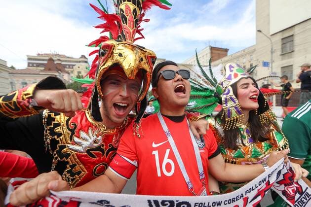 WM 2018, SÃ¼dkorea - Mexiko, Fans in Rostow am Don ROSTOV-ON-DON, RUSSIA â€“ JUJNE 23, 2018: Supporters of the Mexican men s national football team cheer in a street ahead of the 2018 FIFA World Cup WM Weltmeisterschaft Fussball Group F match between South Korea and Mexico. Sergei Savostyanov TASS  TS085E11