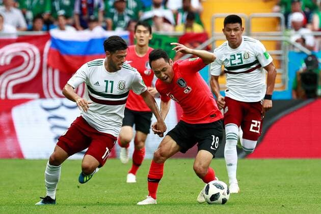 WM 2018, Südkorea - Mexiko Mexican forward Vela (L) and South Korean forward Moon Seon-min during the FIFA World Cup WM Weltmeisterschaft Fussball 2018 Group F soccer match between Korea Republic and Mexico, in Rostov-On-Don, Russia, 23 June 2018. KOREA REPUBLIC VS. MEXICO !ACHTUNG: NUR REDAKTIONELLE NUTZUNG!  Copyright: xJosexMendezx FWC28-14 20180623-636653712312106303