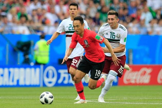 WM 2018, SÃ¼dkorea - Mexiko ROSTOV-ON-DON, RUSSIA â€“ JUJNE 23, 2018: South Korea s Moon Seon-min (front) and Mexico s Hirving Lozano (L), Hector Herrera (R) fight for the ball in their 2018 FIFA World Cup WM Weltmeisterschaft Fussball Group F football match at Rostov Arena Stadium. Valery Matytsin TASS  TS085E80
