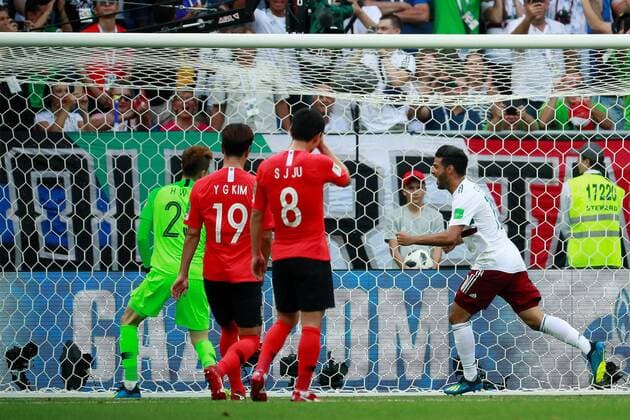 WM 2018, Südkorea - Mexiko Mexican forward Vela (R) celebrates after scoring a penalty kick during the FIFA World Cup WM Weltmeisterschaft Fussball 2018 Group F soccer match between Korea Republic and Mexico, in Rostov-On-Don, Russia, 23 June 2018. KOREA REPUBLIC VS. MEXICO !ACHTUNG: NUR REDAKTIONELLE NUTZUNG!  Copyright: xJosexMendezx FWC28-36 20180623-636653720865069088