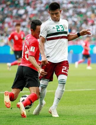 WM 2018, Südkorea - Mexiko Mexican forward Jesus Gallardo (R) and South Korean forward Moon Seon-min during the FIFA World Cup WM Weltmeisterschaft Fussball 2018 Group F soccer match between Korea Republic and Mexico, in Rostov-On-Don, Russia, 23 June 2018. KOREA REPUBLIC VS. MEXICO !ACHTUNG: NUR REDAKTIONELLE NUTZUNG!  Copyright: xJosexMendezx FWC28-42 20180623-636653723084462770