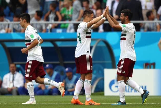 WM 2018, SÃ¼dkorea - Mexiko ROSTOV-ON-DON, RUSSIA â€“ JUJNE 23, 2018: Mexico s Hirving Lozano, Javier Hernandez, and Carlos Vela (L-R) celebrate scoring in their 2018 FIFA World Cup WM Weltmeisterschaft Fussball Group F football match against South Korea at Rostov Arena Stadium. Sergei Savostyanov TASS  TS085E8F