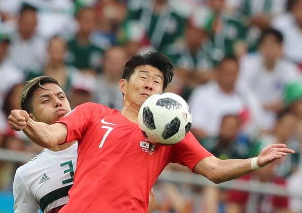 WM 2018, SÃ¼dkorea - Mexiko WM 2018, SÃ¼dkorea - Mexiko ROSTOV-ON-DON, RUSSIA â€“ JUNE 23, 2018: Mexico s Carlos Salcedo (L) and South Korea s Son Heung-min in action in their 2018 FIFA World Cup WM Weltmeisterschaft Fussball Group F football match at Rostov Arena Stadium. Sergei Savostyanov TASS  TS085E95