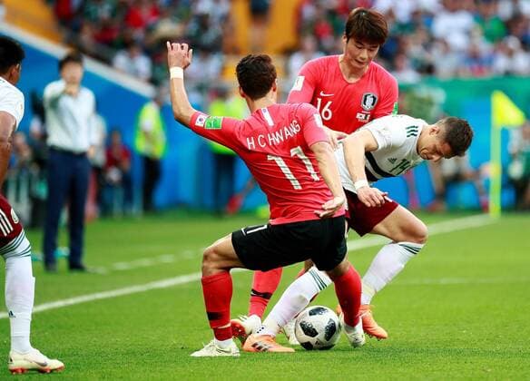 WM 2018, Südkorea - Mexiko Mexican forward Javier Hernandez (R) fights for the ball with South Korean midfielder Ki Sung-yueng (C) and South Korean forward Hwang Hee-chan during the FIFA World Cup WM Weltmeisterschaft Fussball 2018 Group F soccer match between Korea Republic and Mexico, in Rostov-On-Don, Russia, 23 June 2018. KOREA REPUBLIC VS. MEXICO !ACHTUNG: NUR REDAKTIONELLE NUTZUNG!  Copyright: xJosexMendezx FWC28-53 20180623-636653728052765538