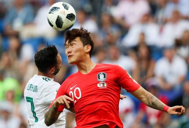 WM 2018, SÃ¼dkorea - Mexiko WM 2018, SÃ¼dkorea - Mexiko ROSTOV-ON-DON, RUSSIA â€“ JUNE 23, 2018: Mexico s Miguel Layun (L) and South Korea s Jang Hyun-soo in action in their 2018 FIFA World Cup WM Weltmeisterschaft Fussball Group F football match at Rostov Arena Stadium. Sergei Savostyanov TASS  TS085EA0