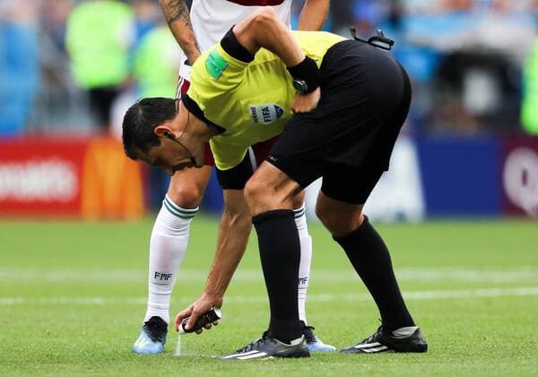WM 2018, SÃ¼dkorea - Mexiko ROSTOV-ON-DON, RUSSIA â€“ JUNE 23, 2018: Referee Milorad Mazic applies vanishing spray in the 2018 FIFA World Cup WM Weltmeisterschaft Fussball Group F football match between South Korea and Mexico at Rostov Arena Stadium. Sergei Savostyanov TASS  TS085EA2