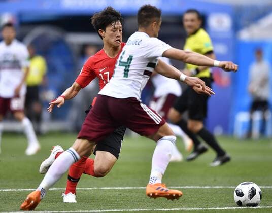 WM 2018, Südkorea - Mexiko (180623) -- ROSTOV-ON-DON, June 23, 2018 -- Lee Jaesung (L) of South Korea vies with Javier Hernandez of Mexico during the 2018 FIFA World Cup WM Weltmeisterschaft Fussball Group F match between South Korea and Mexico in Rostov-on-Don, Russia, June 23, 2018. ) (SP)RUSSIA-ROSTOV-ON-DON-2018 WORLD CUP-GROUP F-SOUTH KOREA VS MEXICO ChenxYichen 