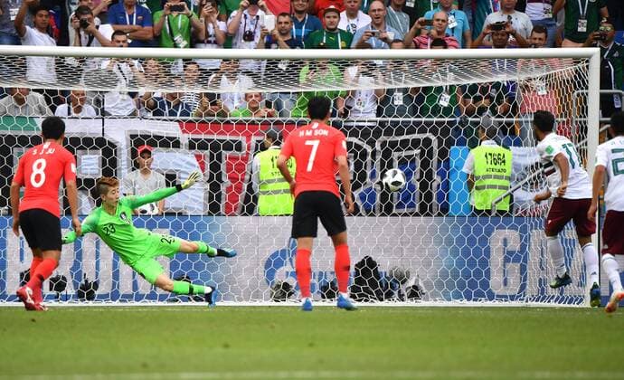 WM 2018, Südkorea - Mexiko (180623) -- ROSTOV-ON-DON, June 23, 2018 -- Carlos Vela (2nd R) of Mexico scores a penalty kick during the 2018 FIFA World Cup WM Weltmeisterschaft Fussball Group F match between South Korea and Mexico in Rostov-on-Don, Russia, June 23, 2018. ) (SP)RUSSIA-ROSTOV-ON-DON-2018 WORLD CUP-GROUP F-SOUTH KOREA VS MEXICO LixGa 
