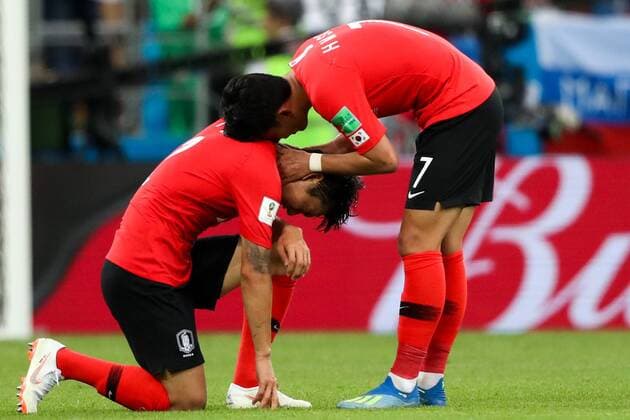 WM 2018, SÃ¼dkorea - Mexiko ROSTOV-ON-DON, RUSSIA â€“ JUNE 23, 2018: South Korea s Lee Yong (L) and Son Heung-min after their 2018 FIFA World Cup WM Weltmeisterschaft Fussball Group F match against Mexico at Rostov Arena Stadium. Team Mexico won the game 2:1. Sergei Savostyanov TASS  TS085EF5