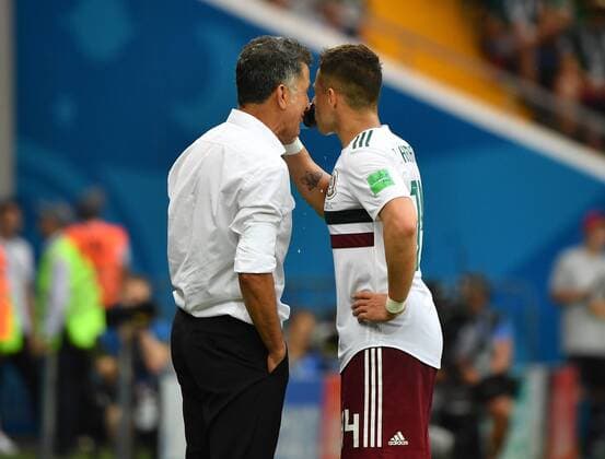 WM 2018, Südkorea - Mexiko (180623) -- ROSTOV-ON-DON, June 23, 2018 -- Mexico s head coach Juan Carlos Osorio (L) talks with Javier Hernandez during the 2018 FIFA World Cup WM Weltmeisterschaft Fussball Group F match between South Korea and Mexico in Rostov-on-Don, Russia, June 23, 2018. ) (SP)RUSSIA-ROSTOV-ON-DON-2018 WORLD CUP-GROUP F-SOUTH KOREA VS MEXICO LixGa 