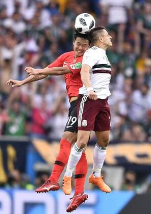 WM 2018, Südkorea - Mexiko (180623) -- ROSTOV-ON-DON, June 23, 2018 -- Kim Younggwon (L) of South Korea vies with Javier Hernandez of Mexico during the 2018 FIFA World Cup WM Weltmeisterschaft Fussball Group F match between South Korea and Mexico in Rostov-on-Don, Russia, June 23, 2018. Mexico won 2-1. ) (SP)RUSSIA-ROSTOV-ON-DON-2018 WORLD CUP-GROUP F-SOUTH KOREA VS MEXICO ChenxYichen 