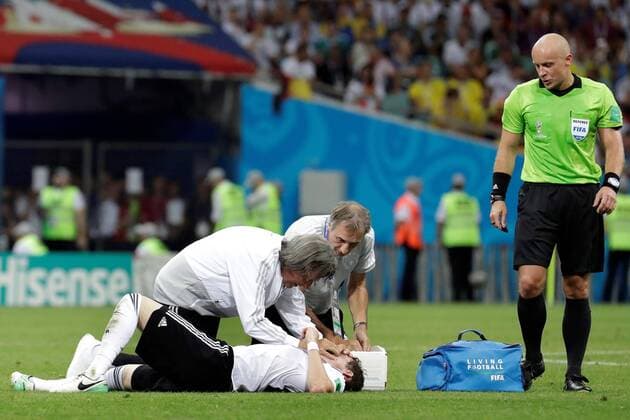 Bilder des Tages - SPORT WM 2018, Deutschland - Schweden German midfielder Sebastian Rudy (bottom) receives medical care during the FIFA World Cup WM Weltmeisterschaft Fussball 2018 Group F soccer match between Germany and Sweden, in Sochi, Russia, 23 June 2018. GERMANY VS. SWEDEN !ACHTUNG: NUR REDAKTIONELLE NUTZUNG!  Copyright: xSebastiaoxMoreirax FWC29-22 20180623-636653826203689268