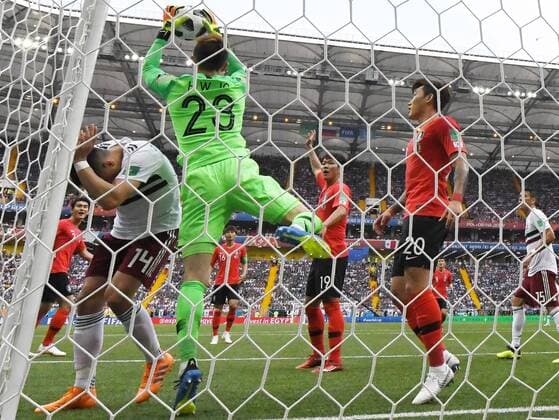 WM 2018, Südkorea - Mexiko (180623) -- ROSTOV-ON-DON, June 23, 2018 -- South Korea s goalkeeper Jo Hyeonwoo defends during the 2018 FIFA World Cup WM Weltmeisterschaft Fussball Group F match between South Korea and Mexico in Rostov-on-Don, Russia, June 23, 2018. Mexico won 2-1. ) (SP)RUSSIA-ROSTOV-ON-DON-2018 WORLD CUP-GROUP F-SOUTH KOREA VS MEXICO ChenxYichen 