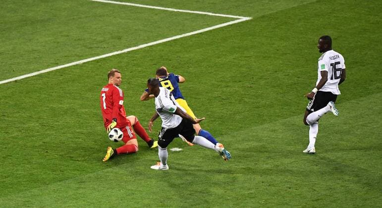 WM 2018, Deutschland - Schweden Fussball, Herren, Saison 2017 18, WM in Russland, Gruppe F (2. Spieltag, Olympiastadion Sotschi), Deutschland - Schweden, v. l. Torwart Manuel Neuer (Deutschland), Jerome Boateng (Deutschland), Chance Marcus Berg (Nr. 9, Schweden), Antonio Rüdiger (Deutschland), 23.06. 2018, *** Soccer Men Season 2017 18 WC in Russia Group F 2 Gamedays Olympiastadion Sochi Germany Sweden v l Keeper Manuel Neuer Germany Jerome Boateng Germany Opportunity Marcus Berg Nr 9 Sweden Antonio Rüdiger Germany 23 06 2018 Copyright: xMatthiasxKochx