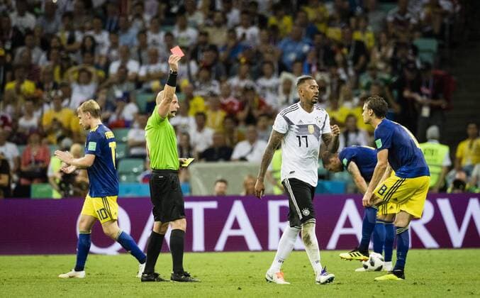 Themen der Woche - SPORT KW25 Bilder des Tages - SPORT WM 2018, Deutschland - Schweden Sochi, 23.06.2018 Platzverweis Jerome Boateng (Deutschland) gelb rote Karte Deutschland - Schweden Fisht Stadion - Olympiastadion *** Sochi 23 06 2018 Red card Jerome Boateng Germany yellow red card Germany Sweden Fisht Stadion Olympic Stadium