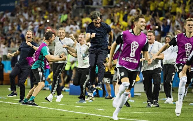 Themen der Woche - SPORT KW25 Bilder des Tages - SPORT WM 2018, Deutschland - Schweden Sochi, 23.06.2018 Torjubel: Trainer Joachim Löw (Deutschland) springt in die Luft Deutschland - Schweden Fisht Stadion - Olympiastadion *** Sochi 23 06 2018 Torjubel Coach Joachim Löw Germany jumps in the air Germany Sweden Fisht Stadium Olympic Stadium