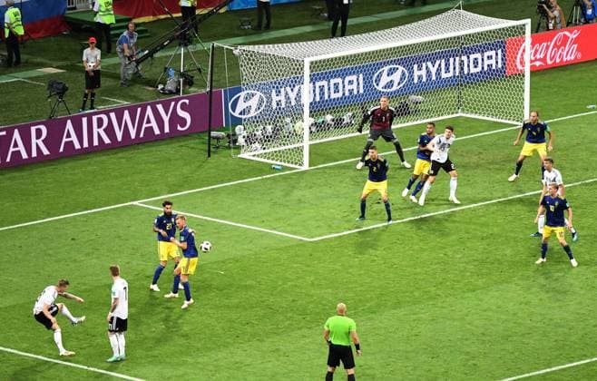 Themen der Woche - SPORT KW25 Fussball, Herren, Saison 2017 18, WM in Russland, Gruppe F (2. Spieltag, Olympiastadion Sotschi), Deutschland - Schweden, Toni Kroos (ganz links, Deutschland) erzielt das Tor zum 2:1 gegen Torwart Robin Olsen (Nr. 1, Schweden), 23.06. 2018, *** Soccer Men Season 2017 18 World Cup in Russia Group F 2 Gameday Sochi Olympiasto Germany Sweden Toni Kroos far left Germany scores the 2 1 goal against goalkeeper Robin Olsen No. 1 Sweden 23 06 2018 Copyright: xMatthiasxKochx
