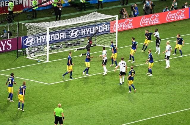 Bilder des Tages - SPORT WM 2018, Deutschland - Schweden Fussball, Herren, Saison 2017 18, WM in Russland, Gruppe F (2. Spieltag, Olympiastadion Sotschi), Deutschland - Schweden, Toni Kroos (nicht im Bild, Deutschland) erzielt das Tor zum 2:1 gegen Torwart Robin Olsen (Nr. 1, Schweden), 23.06. 2018, *** Soccer Men Season 2017 18 WC in Russia Group F 2 Gameday Sochi Olympiasto Germany Sweden Toni Kroos out of the picture Germany scored the goal for 2 1 against goalkeeper Robin Olsen No. 1 Sweden 23 06 2018 Copyright: xMatthiasxKochx