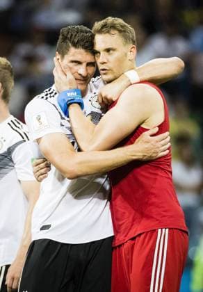 WM 2018, Deutschland - Schweden Sochi, 23.06.2018 Schlussjubel. Mario Gomez (Deutschland) umarmt Torwart Manuel Neuer (Deutschland) Deutschland - Schweden Fisht Stadion - Olympiastadion