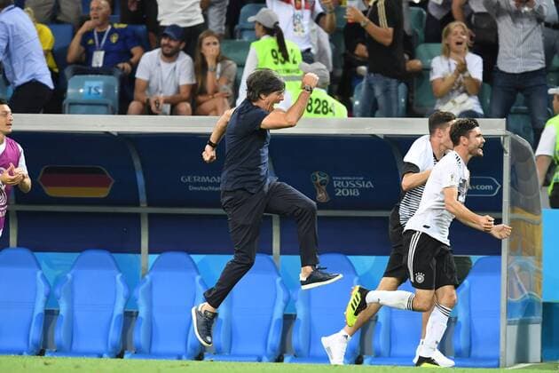 Sochi Fussball Herren, FIFA Fussball Weltmeisterschaften 2018, FIFA World Cup WM Weltmeisterschaft Fussball 2018, 23.06.2018, Fishtstadion Sochi , Gruppe F Vorrunde, Deutschland vs Schweden,Joachim Löw,Trainer jubel Freude, hochspringen Deutschland