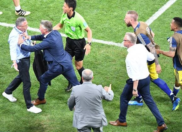 Themen der Woche - SPORT KW25 Bilder des Tages - SPORT Fussball, Herren, Saison 2017 18, WM in Russland, Gruppe F (2. Spieltag, Olympiastadion Sotschi), Deutschland - Schweden, Georg Behlau (l., Leiter des Büros der deutschen Nationalmannschaft) rannte nach Abpfiff von der deutschen Bank vor die schwedische und jubelte demonstrativ, im Anschluss gab es Gerangel zwischen beiden Lagern, der deutsche Funktionär wurde bespritzt und geschubst, 3. v. r. rechts Trainer Janne Andersson (Schweden), 23.06. 2018, *** Soccer Mens Season 2017 18 World Cup in Russia Group F 2 Gameday Olympic Stadium Sochi Germany Sweden Georg Behlau l Head of the office of the German national team ran after the whistle from the German bank in front of the Swedish and cheered demonstratively following there was scramble between two camps the German official splashed and shoved 3 rd right coach Janne Andersson Sweden 23 06 2018 Copyright: xMatthiasxKochx