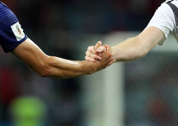 Bilder des Tages - SPORT SOCHI, RUSSIA â€“ JUNE 23, 2018: Sweden s Ludwig Augustinsson (L) shakes hands with Germany s Marco Reus after their 2018 FIFA World Cup WM Weltmeisterschaft Fussball Group F football match at Fisht Stadium. Team Germany won the game 2:1. Mikhail Tereshchenko TASS  TS085FEC
