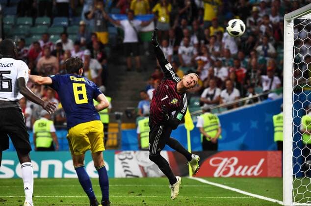 Themen der Woche - SPORT KW25 Bilder des Tages - SPORT Antonio Ruediger of Germany celebrates after scoring a goal against Sweden in their Group F match during the FIFA World Cup WM Weltmeisterschaft Fussball 2018 in Sochi, Russia, 23 June 2018. Toni Kroos scored a winner in stoppage time from outside the penalty area to help the 10-man Germany rally past Sweden 2-1 on Saturday to stay alive at the World Cup. Marco Reus scored in the 48th minute to pull Germany even after Ola Toivonen s goal in the first half put the Swedes in front. Germany finished with 10-men after defender Jerome Boateng was sent off following a second yellow card with 10 minutes remaining. Mexico now have six points in Group F after notching up a second consecutive victory with a 2-1 win against South Korea earlier Saturday. Germany and Sweden both have three entering their final matches. In the last round of the Group F, Germany will take on South Korea who suffered two losses in a row while group leaders Mexico will play against Sweden. Germany claw back to beat Sweden 2-1 to stay alive at World Cup  20180624_23388