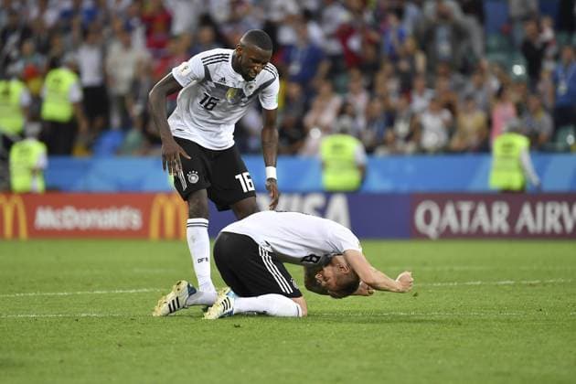 Bilder des Tages - SPORT Riesenjubel nach dem Tor zum 2:1 Siegtreffer durch Toni KROOS (GER), der mit den Faeusten (Fäusten) auf den Rasen trommelt, mit Antonio RUEDIGER (Rüdiger, GER); Deutschland (GER) - Schweden (SWE) 2:1 Vorrunde, Gruppe F, Spiel 27, am 23.06.2018 in SOTSCHI, Fisht Olymipic Stadium. Fussball Weltmeisterschaft 2018 in Russland vom 14.06. - 15.07.2018. *** Giant cheers after the goal to the 2 1 winner by Toni KROOS GER who drums with the fists on the lawn with Antonio RUEDIGER Rüdiger GER Germany GER Sweden SWE 2 1 Preliminary Group F match 27 on 23 06 2018 in SOCHI Fisht Olymipic Stadium Football World Cup 2018 in Russia from 14 06 15 07 2018