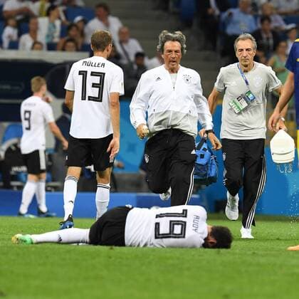 Sochi Fussball Herren, FIFA Fussball Weltmeisterschaften 2018, FIFA World Cup WM Weltmeisterschaft Fussball 2018, 23.06.2018, Fishtstadion Sochi , Gruppe F Vorrunde, Deutschland vs Schweden, Sebastian Rudy, verletzt, Hans Wilhelm Müller-Wohlfahrt, Wolfgang Bunz, alle Deutschland
