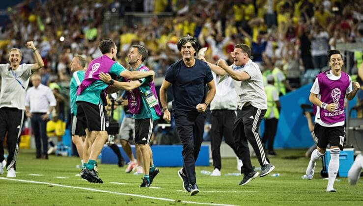 Sochi, 23.06.2018 Torjubel: Trainer Joachim Löw (Deutschland), Mesut Özil (Deutschland) Deutschland - Schweden Fisht Stadion - Olympiastadion