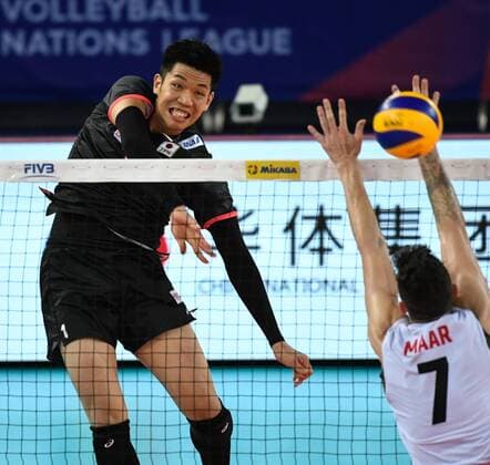 (180624) -- JIANGMEN, June 24, 2018 -- Otake Issei (L) of Japan spikes the ball during a match against Canada at the FIVB Volleyball Nations League 2018 men s tournament in Jiangmen, south China s Guangdong Province, June 24, 2018. Canada won 3-0. ) (SP)CHINA-JIANGMEN-VOLLEYBALL-FIVB NATIONS LEAGUE-MEN (CN) DengxHua 
