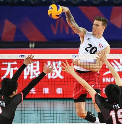 (180624) -- JIANGMEN, June 24, 2018 -- Arthur Szwarc (Top) of Canada spikes the ball during a match against Japan at the FIVB Volleyball Nations League 2018 men s tournament in Jiangmen, south China s Guangdong Province, June 24, 2018. Canada won 3-0. ) (SP)CHINA-JIANGMEN-VOLLEYBALL-FIVB NATIONS LEAGUE-MEN (CN) DengxHua 