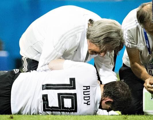 Sochi, 23.06.2018 Mannschaftsarzt Dr. Hans-Wilhelm Müller-Wohlfahrt (Deutschland) behandelt den blutenden Sebastian Rudy (Deutschland) Deutschland - Schweden Fisht Stadion - Olympiastadion