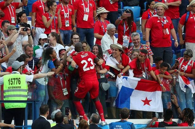 Themen der Woche - SPORT KW25 Bilder des Tages - SPORT England vs. Panama NIJNI NOVGOROD, NV - 24.06.2018: ENGLAND VS. PANAMA - Panama& 39;s Felipe Baloy celebrates with his family after scoring Panama& 39;s first goal in the history of the World Cups during a match between England and Panama valid for the second round of Group G of the 2018 World Cup held at the Nizhny Novgorod stadium in the city of Nihzny Novgorod, Russia. (Photo: Rodolfo Buhrer La Imagem Fotoarena) x1555272x  RodolfoxBuhrer