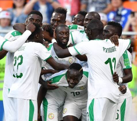 Bilder des Tages - SPORT (180624) -- YEKATERINBURG, June 24, 2018 -- Sadio Mane (bottom) of Senegal celebrates his scoring during the 2018 FIFA World Cup WM Weltmeisterschaft Fussball Group H match between Japan and Senegal in Yekaterinburg, Russia, June 24, 2018. ) (SP)RUSSIA-YEKATERINBURG-2018 WORLD CUP-GROUP H-JAPAN VS SENEGAL LiuxDawei 