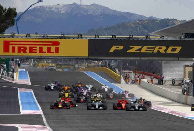 Motorsports: FIA Formula One World Championship WM Weltmeisterschaft 2018, Grand Prix of France, Start, 44 Lewis Hamilton (GBR, Mercedes AMG Petronas Motorsport), 5 Sebastian Vettel (GER, Scuderia Ferrari), 77 Valtteri Bottas (FIN, Mercedes AMG Petronas Motorsport), 33 Max Verstappen (NLD, Aston Martin Red Bull Racing), 3 Daniel Ricciardo (AUS, Aston Martin Red Bull Racing), Le Castellet France
