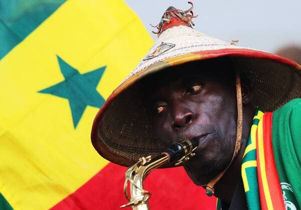 Bilder des Tages - SPORT YEKATERINBURG, RUSSIA - JUNE 24, 2018: Senegal s supporter plays the saxophone during a 2018 FIFA World Cup WM Weltmeisterschaft Fussball Group H match against Japan at Yekaterinburg Arena. The game ended in a 2-2 draw. Sergei Bobylev TASS  TS0861FD
