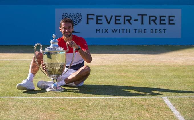 Themen der Woche - SPORT KW25 Bilder des Tages - SPORT Marin ?aili? of Croatia poses with the winning trophy during the Fever Tree Championships FINAL (The Queens Club 2018) match between DJOKOVIC and CILIC at The Queen s Club, London, England on 24 June 2018. Copyright: xAndyxRowlandx PMI-2073-0005